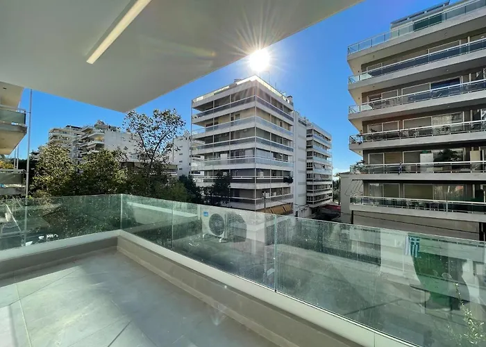 an Modern Escape Near Marina Flisvos